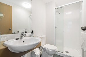 Bathroom sink - Cosy and Convenient Apt in Auckland CBD (Auckland)