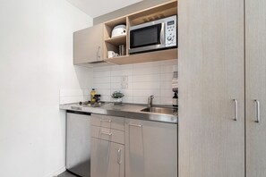 Chambre Double Confort | Coin cuisine privé | Mini réfrigérateur, micro-ondes, plaque de cuisson, grille-pain