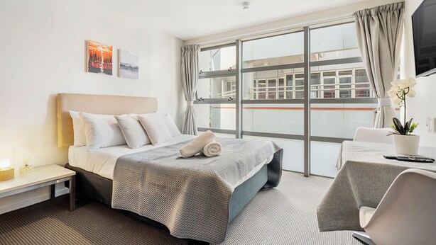 Comfort Double Room | Living area - Cosy and Convenient Apt in Auckland CBD (Auckland)