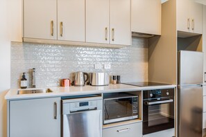 Design Apartment | Private kitchen - Modern Designer Apt Balcony View in CBD (Auckland)