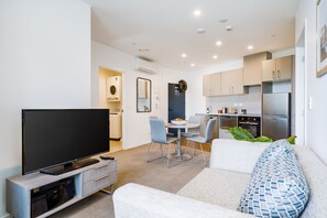 Design-Apartment | Wohnzimmer | 49-Zoll-LED-Fernseher mit Satellitenempfang, Fernseher