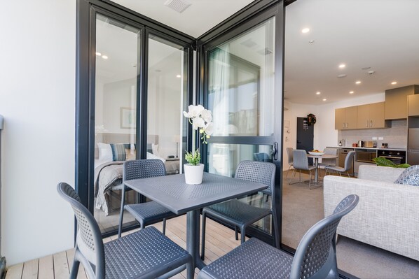 Design Apartment | Terrace/patio - Modern Designer Apt Balcony View in CBD (Auckland)