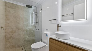 Combined shower/bathtub - Dutchies Vista, 1 45 Christmas Bush Ave - Ground floor with stunning water views (Nelson Bay)