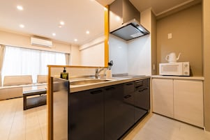 apartman (3rd Floor) | Privát konyha | Mikrohullámú sütő, főzőlap, elektromos vízforraló és kenyérpirító