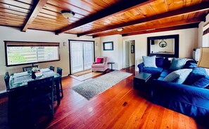 Smart TV - Charming Cottage in the Napa Valley-Vineyard Views (Napa)