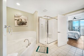 Badewanne, Haartrockner, Handtücher