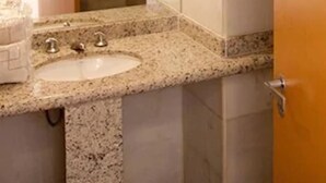 Shower, rainfall showerhead, towels, soap - Center Hotel (Rio de Janeiro)