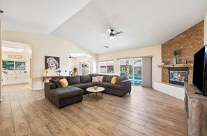 TV connectée, cheminée, livres