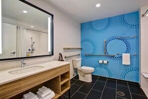Huone, 2 keskisuurta parisänkyä, esteetön (Roll-In Shower) | Kylpyhuone | Pyyhkeet