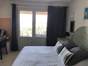 Een strijkplank/strijkijzer, wifi, beddengoed