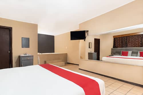 Habitación Deluxe (with Jacuzzi) | Escritorio, wifi gratis y ropa de cama