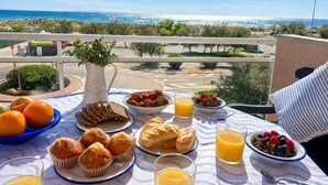 A table with breakfast items and a view of the sea. - Port Pals "Summer Vibes" by Interhome (Pals)