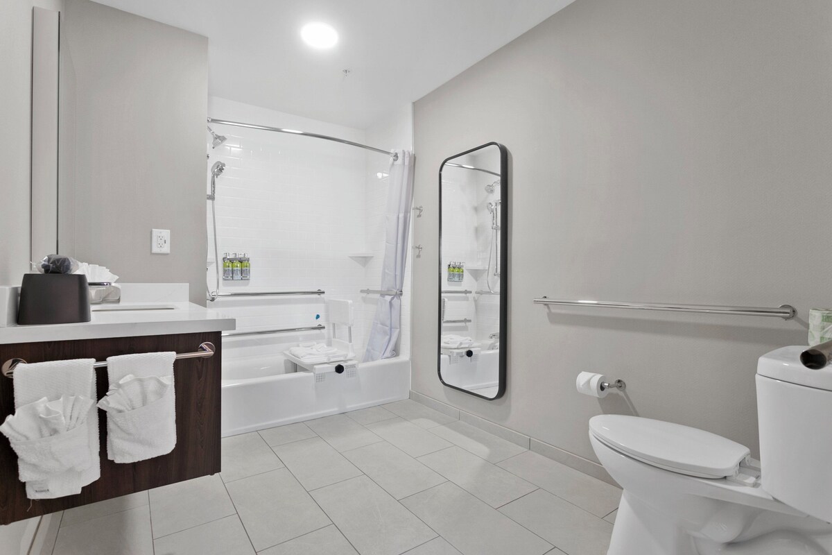 Studio Suite, 1 Queen Bed, Accessible Bathtub (Communications Accessible) | Hypo-allergenic bedding available, in-room safe, desk, laptop workspace
