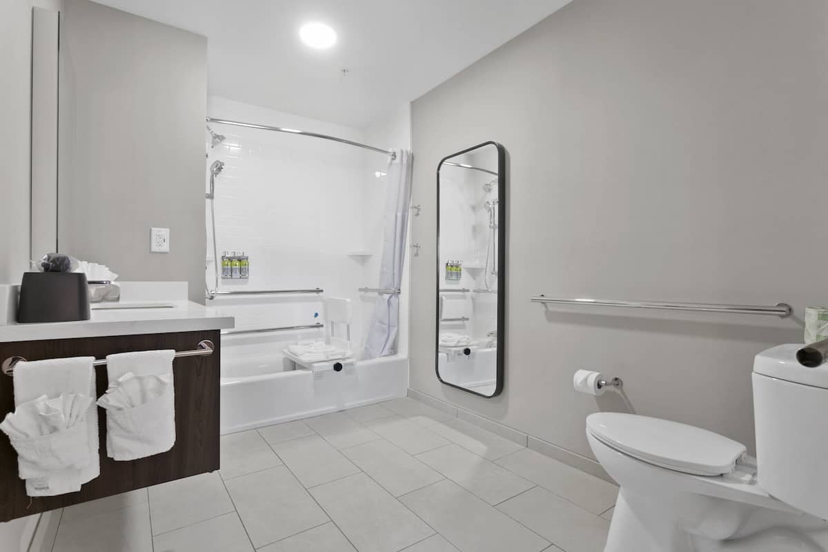 Regadera con hidromasaje y amenidades de baño gratuitas
