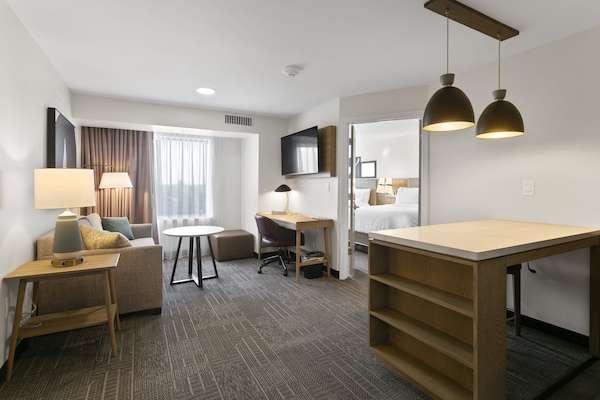 Hypo-allergenic bedding, in-room safe, desk, laptop workspace
