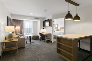 Hypo-allergenic bedding, in-room safe, individually decorated - Staybridge Suites Atlanta Ne - Duluth by IHG (Duluth)