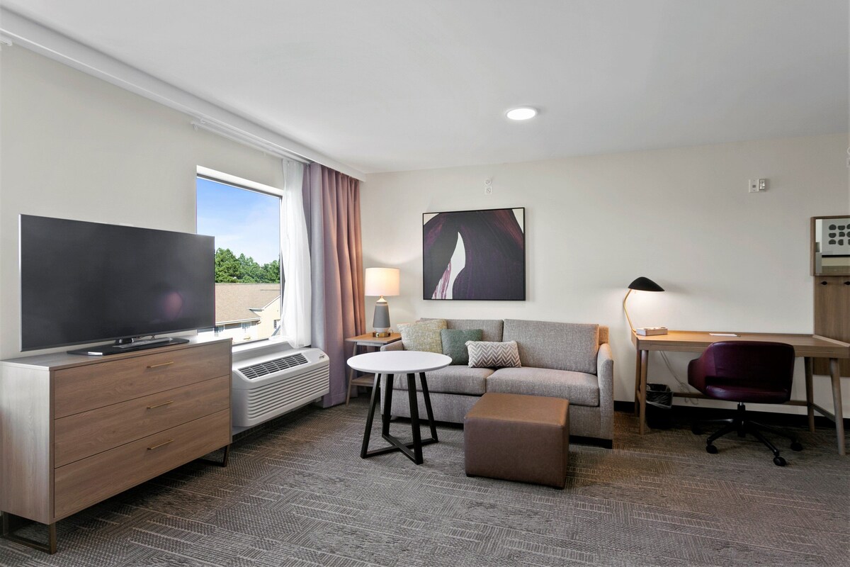 Studio Suite, 1 King Bed | Hypo-allergenic bedding available, in-room safe, desk, laptop workspace