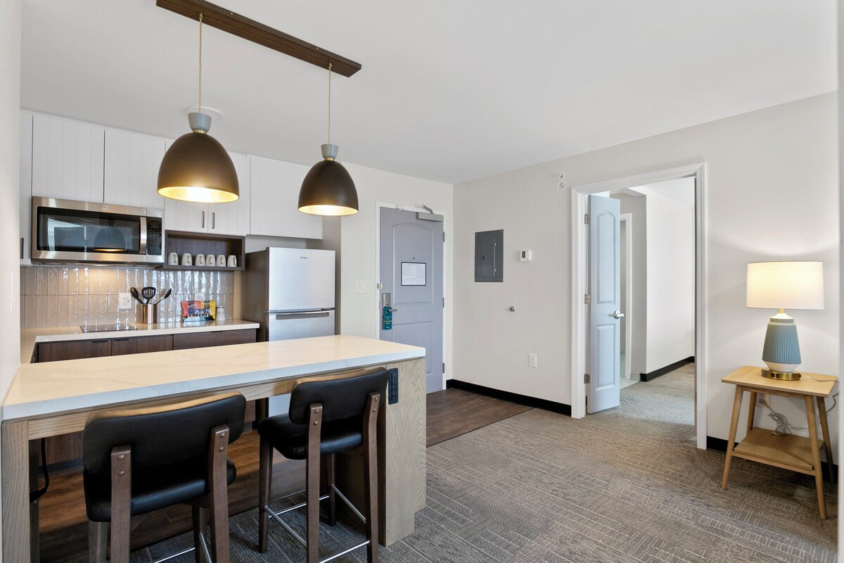Suite, 2 queensize bedden | Hypoallergeen beddengoed, een kluis op de kamer, een bureau
