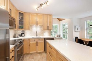 Réfrigérateur, four à micro-ondes, un four, surface de cuisson