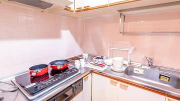 貸切マンション | 専用キッチン | 冷蔵庫、電子レンジ、コンロ、電気ポット