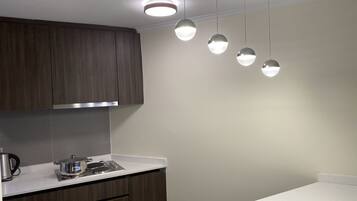 Réfrigérateur, micro-ondes, four, plaque de cuisson