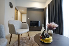 Apartament executiu | Sala d'estar | Televisor intel·ligent de 32 polzades amb canals per cable i televisor 