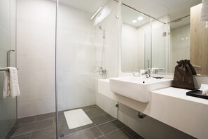 Appartement exécutif | Salle de bain | Séchoir à cheveux, peignoirs, pantoufles, serviettes fournies