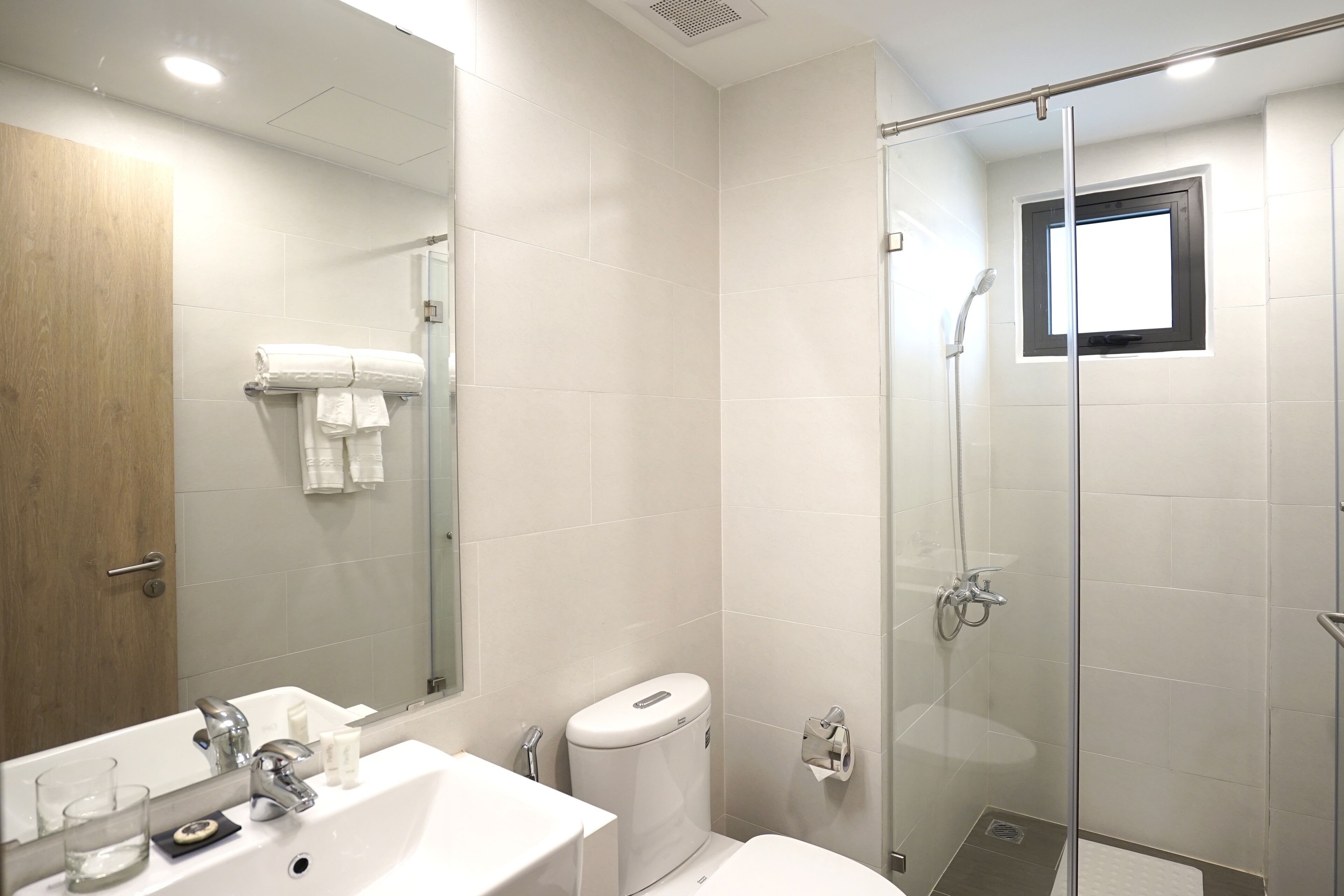 Deluxe Apartment | Bathroom | Hair dryer, bathrobes, slippers, towels