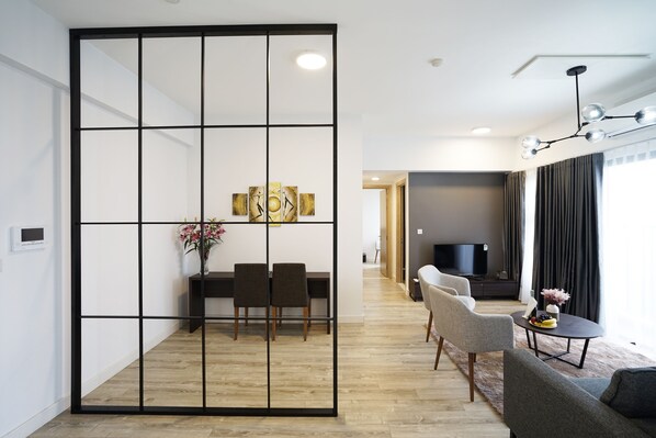 Leilighet – executive | Oppholdsområde | En 32-tommers smart-TV med kabel-kanaler samt TV