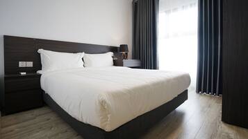 Leilighet – premier | Safe på rommet, skrivebord, blendingsgardiner og wi-fi (inkludert)