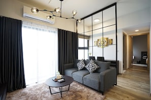 Leilighet – superior | Oppholdsrom | En 32-tommers smart-TV med kabel-kanaler samt TV