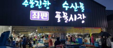 A market with various stalls and people shopping.