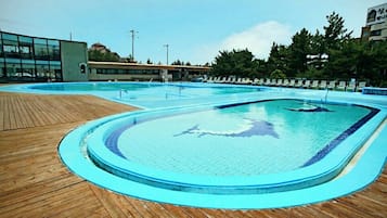 Una piscina al aire libre de temporada