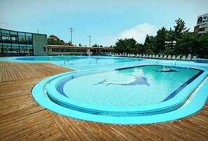 Una piscina al aire libre de temporada