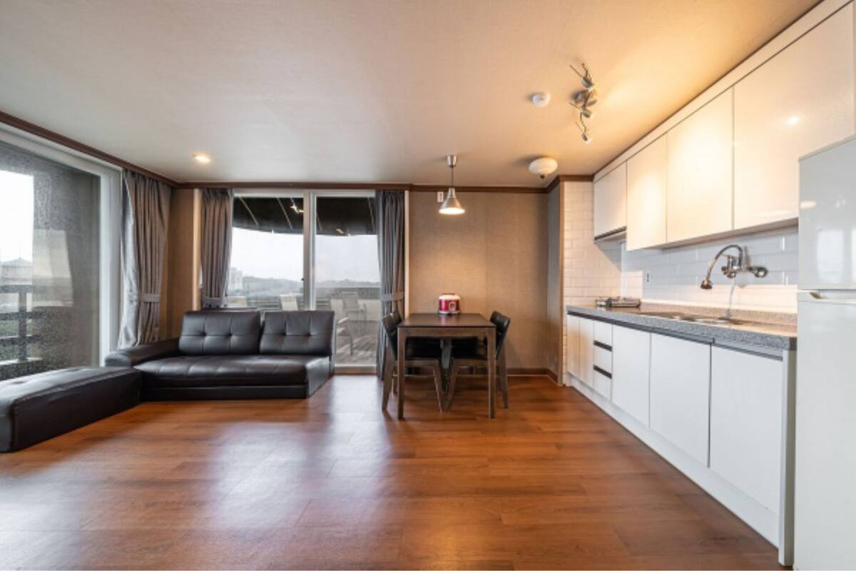 Ein modernes Apartment mit Wohnbereich, Essbereich und Küche.