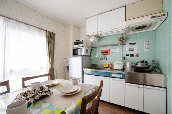 Fridge, microwave, stovetop, electric kettle - 3F 5 min walk from Kuromon Ichiba and Dotonbori/ 10 min walk from Shinsaibashi Namba/ Convenience store nearby/ Luggage storage available in front of IN/ Family welcome/ Good access to Kyoto, Nara and Kansai Osaka Expo/ Wi-Fi available (中央区道頓堀)