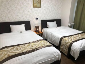 2 bedrooms, iron/ironing board, free WiFi, bed sheets - 3F 5 min walk from Kuromon Ichiba and Dotonbori/ 10 min walk from Shinsaibashi Namba/ Convenience store nearby/ Luggage storage available in front of IN/ Family welcome/ Good access to Kyoto, Nara and Kansai Osaka Expo/ Wi-Fi available (中央区道頓堀)