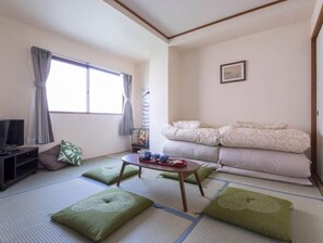 Interior - 3F 5 min walk from Kuromon Ichiba and Dotonbori/ 10 min walk from Shinsaibashi Namba/ Convenience store nearby/ Luggage storage available in front of IN/ Family welcome/ Good access to Kyoto, Nara and Kansai Osaka Expo/ Wi-Fi available (中央区道頓堀)