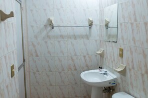 Shower, towels, soap, shampoo - Hotel Casa Bravo (Zihuatanejo)