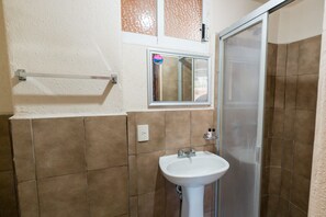 Shower, towels, soap, shampoo - Hotel Casa Bravo (Zihuatanejo)