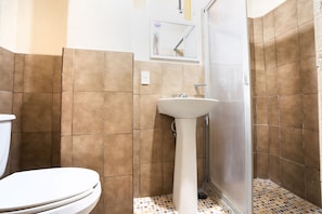 Doccia, asciugamani, sapone, shampoo