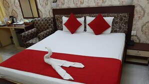 Frigobar, cofres nos quartos, escrivaninha, quartos à prova de som