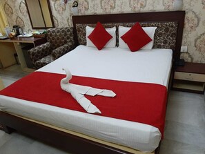 ミニバー、セーフティボックス (室内)、デスク、防音設備