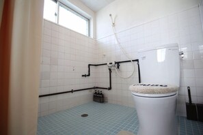 Apartemen (201, 202) | Kamar mandi | Kombinasi shower/bathtub dan perlengkapan mandi gratis