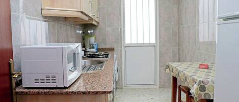 Een koelkast, een magnetron, een kookplaat