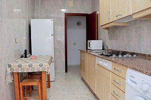 Kjøleskap, mikrobølgeovn, kokeplater og kaffetrakter/tekoker