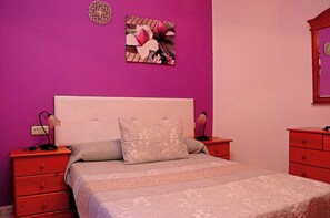 2 bedrooms, iron/ironing board, internet, bed sheets