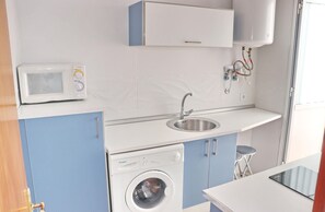 Kühlschrank, Mikrowelle, Herdplatte, Wasserkocher mit Kaffee-/Teezubehör