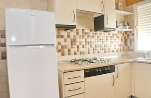 Fridge, microwave, stovetop, coffee/tea maker - Bright airy apartment in the centre (Conil de la Frontera)