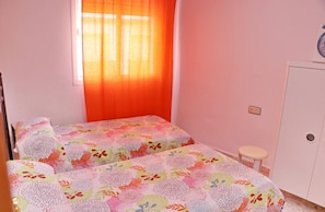 2 habitaciones, tabla de planchar con plancha, internet y ropa de cama 